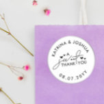 Adesivo Redondo Um Doce Obrigado Coração Favor De Casamento<br><div class="desc">Vestir bengalas em branco com design de tipografia negra e corações. Bonitos adesivos para bonecas para doces e doces com um doce Obrigado numa bela design de tipografia. Os adesivos de casamento brancos com texto preto e corações pequenos. Vestir bengala em branco e preto. Os adesivos de casamento personalizados com...</div>