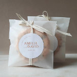 Adesivo Redondo Um Doce Obrigado Vestido De Marca De Casamento<br><div class="desc">Dusty Terracotta Wedding Favorece Round Sticker. Autocolante Simples Personalizado. Basta clicar no link personalizar mais,  mostrado na área de personalização de texto à direita,  e escolher seu fundo de cor personalizado. Este modelo de adesivo faz com que seja rápido e fácil criar acréscimos incríveis à decoração do casamento.</div>