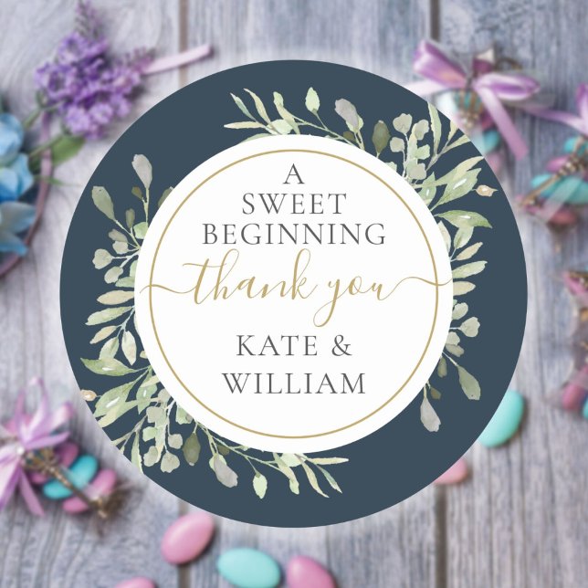 Adesivo Redondo Um Doce Que Começa A Começar Um Vestido De Casamen (A Sweet Beginning Navy Blue Greenery Wedding Favor Classic Round Sticker)