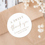 Adesivo Redondo Um Dourado Favor De Casamento De Script<br><div class="desc">Um adesivo de chic para seus favores de casamento com "A Sweet Obrigado" em um guião de ouro moderno e uma elegante tipografia de ouro,  seus nomes e data de casamento.</div>