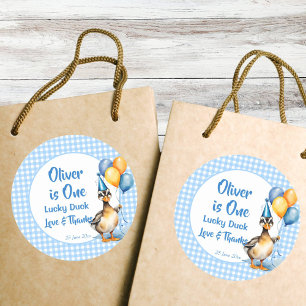 Adesivo Redondo Um favor de aniversário de gingham azul-pato sortu