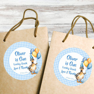 Adesivo Redondo Um favor de aniversário de gingham azul-pato sortu