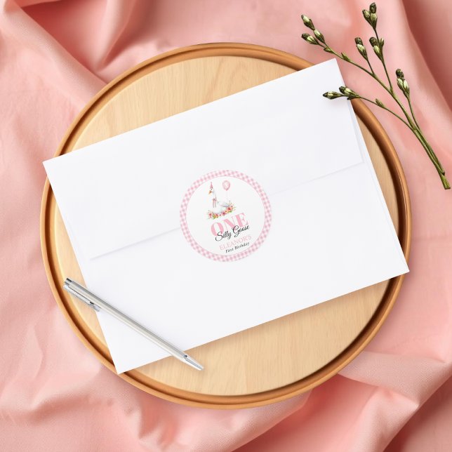 Adesivo Redondo Um ganso de bobo, primeiro aniversario de gingham  (Criador carregado)