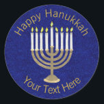 Adesivo Redondo Um Hanukkah Menorah Dourado no fundo azul rico<br><div class="desc">Um design clássico de Hanukiah no ouro e branco em um espaço de características azul profundo do fundo da faísca do falso para seu texto personalizado que faz a esta etiqueta redonda uma adição original a suas celebrações de Hanukkah. Use estas etiquetas de Hanukkah em enviamentos, disperse-as em um pacote...</div>