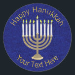 Adesivo Redondo Um Hanukkah Menorah Dourado no fundo azul rico<br><div class="desc">Um design clássico de Hanukiah no ouro e branco em um espaço de características azul profundo do fundo da faísca do falso para seu texto personalizado que faz a esta etiqueta redonda uma adição original a suas celebrações de Hanukkah. Use estas etiquetas de Hanukkah em enviamentos, disperse-as em um pacote...</div>