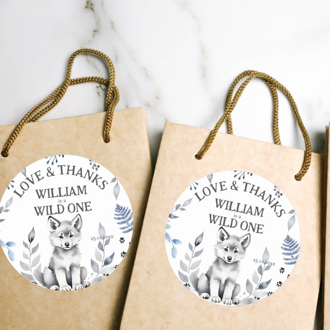 Adesivo Redondo Um lobo selvagem, o favorito da festa de aniversár (Wolf themed birthday party favor gift stickers cute grey wolf cub thank you stickers woodlands)
