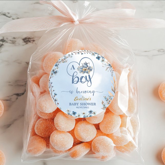 Adesivo Redondo Um Menino Está Fazendo Chá de fraldas Azul Do Tea  (charming vintage blue teapot filled with soft watercolor florals, this design also includes eucalypt)