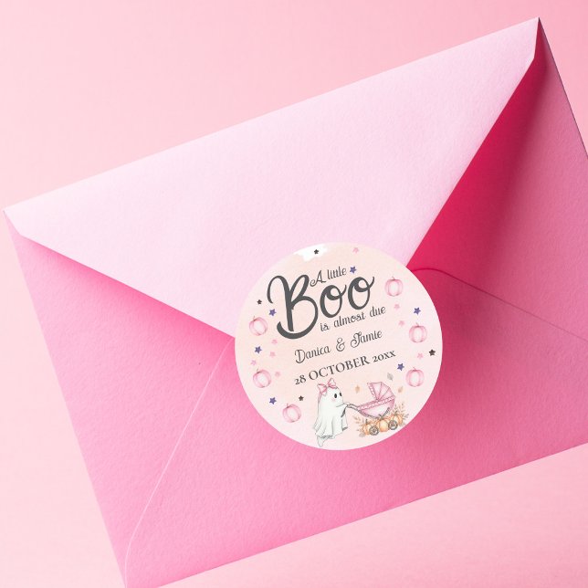 Adesivo Redondo Um Pequeno Boo É Quase Um Chá de fraldas Rosa Devi (A Little Boo Is Almost Due Pink Baby Shower Classic Round Sticker)