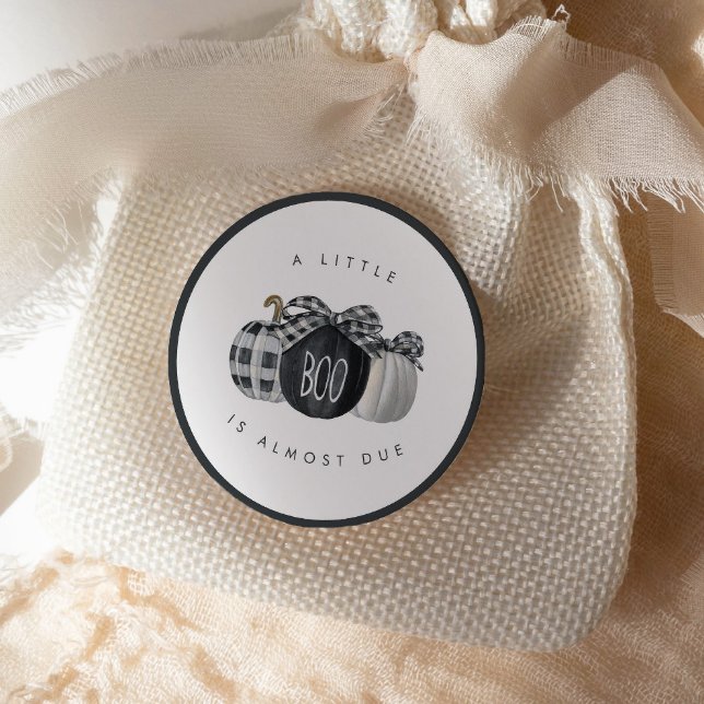 Adesivo Redondo Um Pequeno Boo está quase vencido! Chá de fraldas  (Criador carregado)