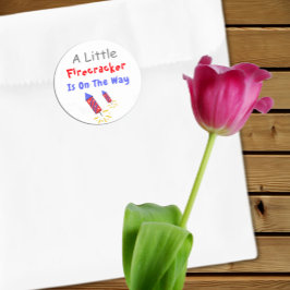 Adesivo Redondo Um Pequeno Firecracker Está A Caminho