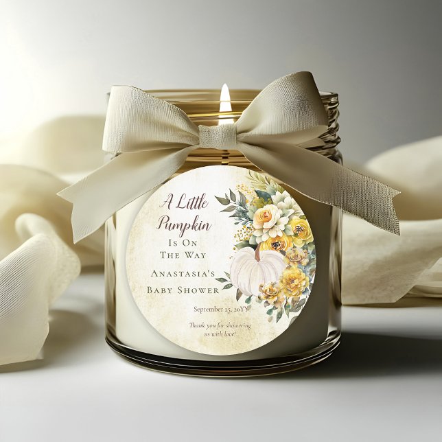 Adesivo Redondo Um Pequeno Pumpkin Colhe Um Dourado Chá de fraldas ("A Little Pumpkin Is On The Way" White Pumpkin and Gold Floral Baby Shower Favor Round Stickers)