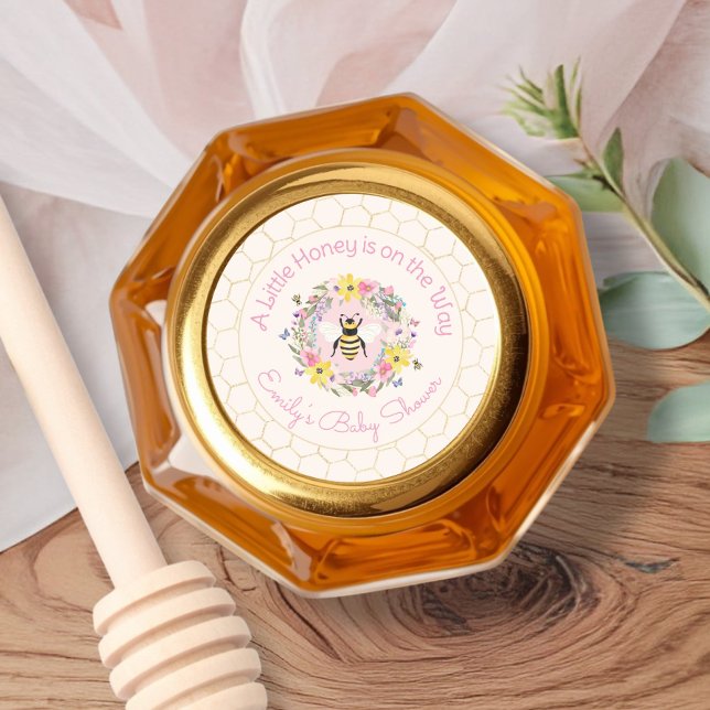 Adesivo Redondo Um Pouco de Mel Está a Caminho Chá de Bebê Rosa (Criador carregado)