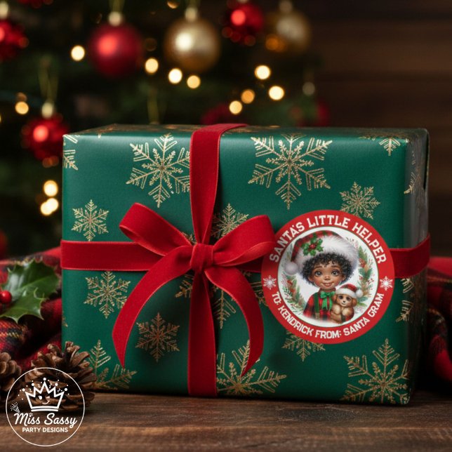 Adesivo Redondo Um rapaz afro-americano bonito e pãozinho (Large Round Sticker: Santa's Little Helper African American Boy Sticker in Red and Green Flannel. )