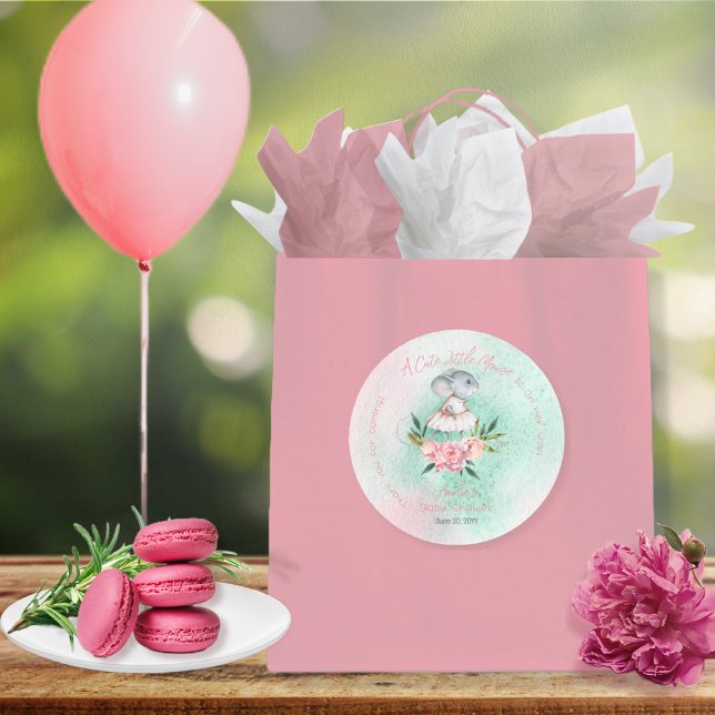 Adesivo Redondo Um Rato Bonito Está A Caminho De Chá de fraldas (Criador carregado)