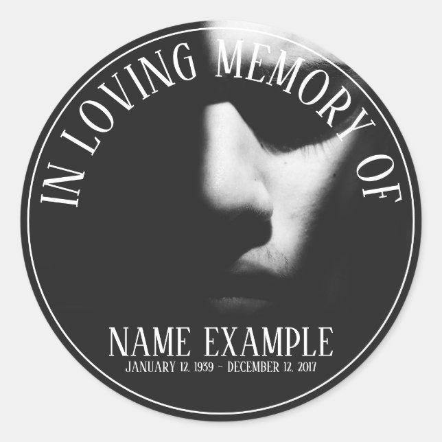 Adesivo Redondo Um rosto dormindo em meia sombra (Frente)