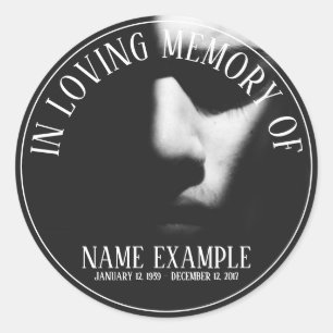 Adesivo Redondo Um rosto dormindo em meia sombra