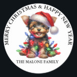 Adesivo Redondo Um Yorkshire Terrier Christmas Adventure<br><div class="desc">Uma Aventura de Natal de Yorkshire Terrier! Ei, companheiro amante de cachorro! Espero que esteja pronto para uma estação festiva porque é hora de deitar as salas com um floco terrível de na moda Yorkshire! 🎉 Sabe, nada diz "animal moderno" como um cão pequeno a andar de chapéu de Pai...</div>