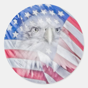 Adesivo Redondo Uma águia careca e a bandeira americana