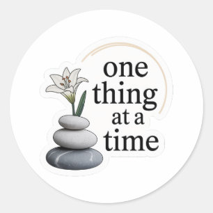 Adesivo Redondo Uma Coisa de Cada Vez – Mente Minimalista Zen