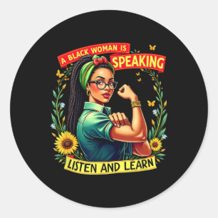 Adesivo Redondo Uma Mulher Negra Está Falando Ouça História Negra