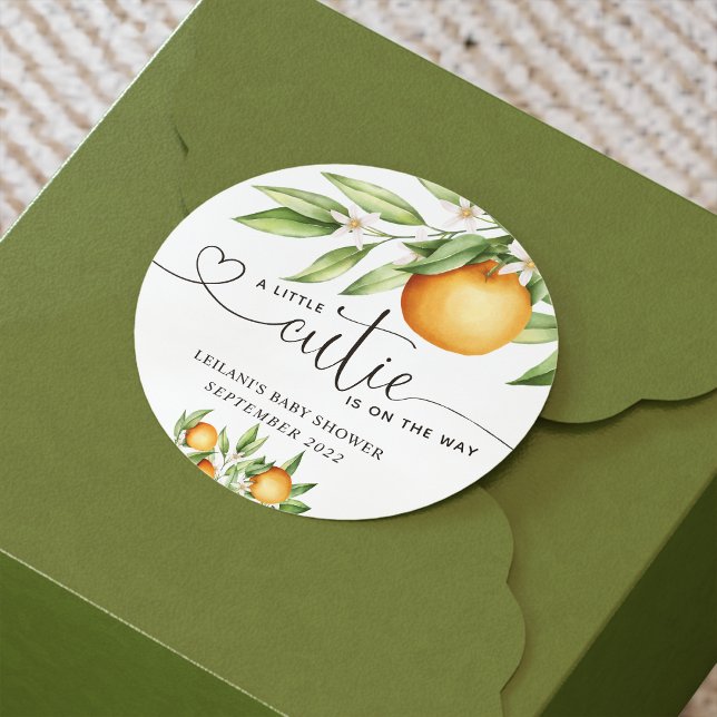 Adesivo Redondo Uma Pequena Cutie está a caminho do Chá de fraldas (Criador carregado)