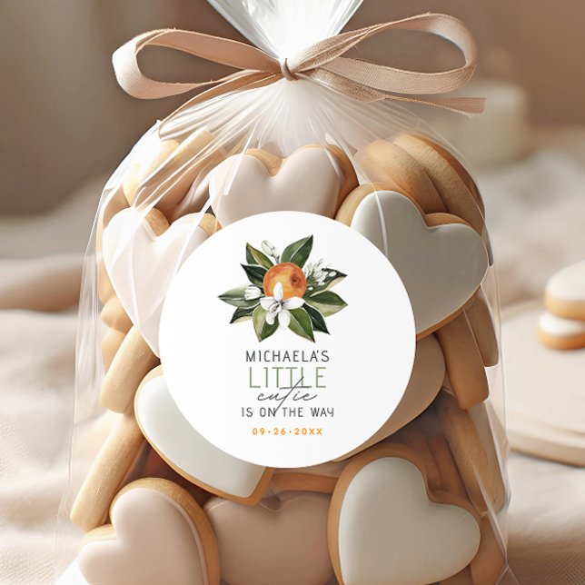 Adesivo Redondo Uma Pequena Cutie Está A Caminho Do Chá de fraldas (Criador carregado)