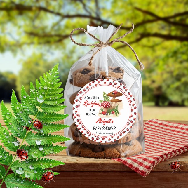 Adesivo Redondo Uma Pequena Damibuta Bonita Está A Caminho Do Chá  ("A Cute Little Ladybug Is On Her Way!" Girl Baby Shower Favors Classic Sticker)