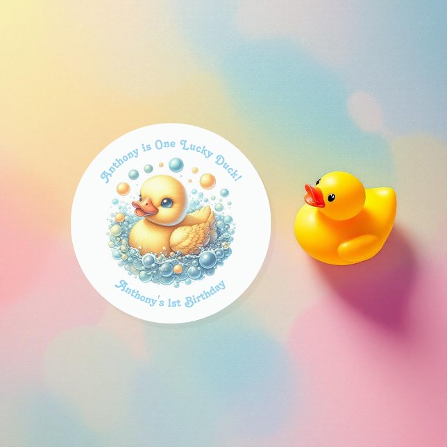 Adesivo Redondo Uma primeira Festa de aniversário de Duque Sortudo (One Lucky Duck First Birthday Party Classic Round Sticker)