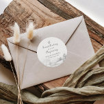 Adesivo Redondo Uma suave conclusão para um novo Casamento no inve<br><div class="desc">Este final doce para um novo casamento no inverno clássico,  é perfeito para um casamento de destino. A design apresenta uma floresta pintada manualmente em colinas e montanhas em uma cena de inverno idílica.</div>