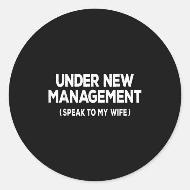 Adesivo Redondo Under New Management Speak To My Wife Fun Newlywed (Frente)