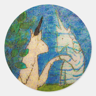 Adesivo Redondo Unicórnio Olhando sua Reflexão em um Lago