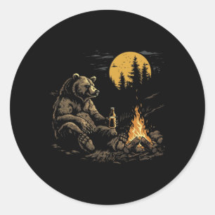 Adesivo Redondo Urso Acampando Bebendo Cerveja Caminhando Natureza