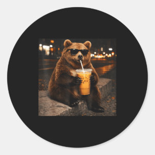 Adesivo Redondo Urso bebendo café gelado meme engraçado de animal