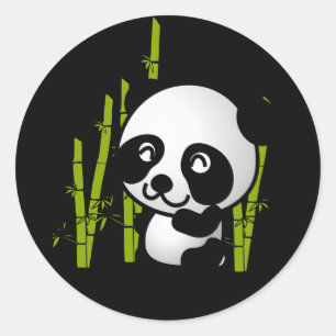 Adesivo Redondo Urso panda branco e preto num pomar de bambu.