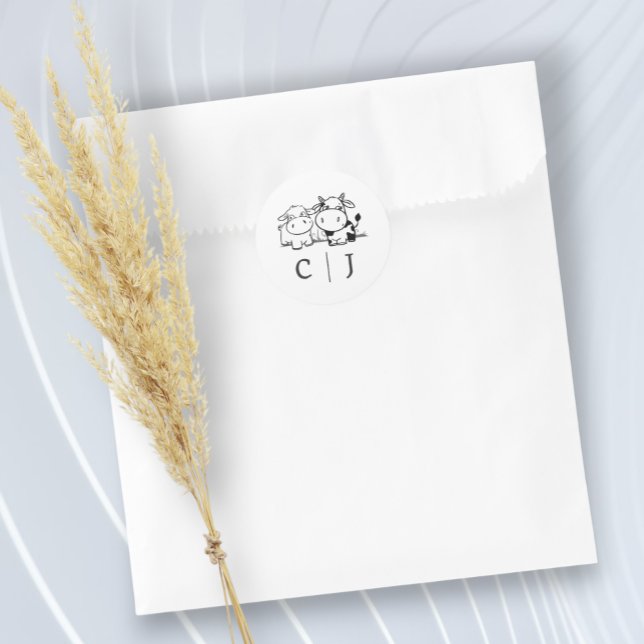 Adesivo Redondo Vamos Dizer Que Eu Vovó Era Um Casamento. (We Will Say I Moo Cow Themed Wedding Classic Round Stickers from Ricaso. For favors/envelope seals)