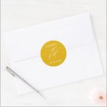 Adesivo Redondo Vanessa Mustard Yellow Modern Wedding<br><div class="desc">Os adesivos modernos de casamento,  com um layout simples e mínimo com seus nomes e um amante elegante em um formato grande. O tema de cor é amarelo-mostarda e pode ser alterado na ferramenta de edição de design.</div>