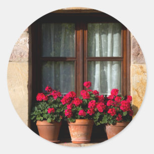 Adesivo Redondo Vasos de flores na janela da aldeia