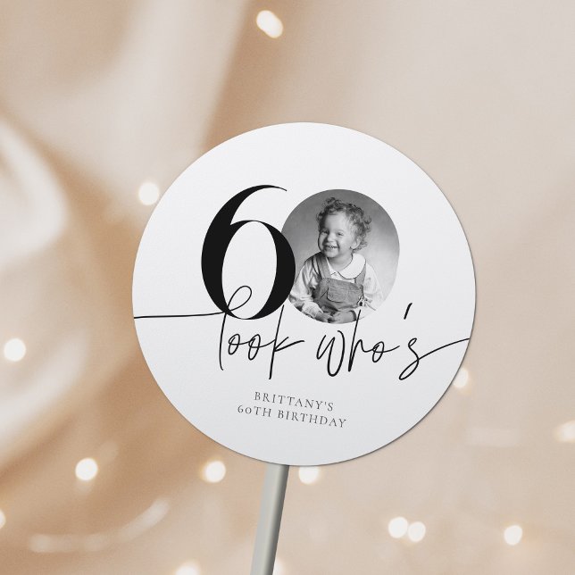 Adesivo Redondo Veja quem é 60 Foto Engraçada Simples 60º Aniversá (Criador carregado)