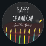 Adesivo Redondo Velas de Menorah "Happy Chanukah"<br><div class="desc">Chanucá/adesivos de Natal, personalizem. Feliz Chanukah Menorah Candles. Escolha entre adesivos de 1 1/2" e 3". Personalize, excluindo e substituindo texto por sua própria mensagem. Escolha seu tamanho de fonte, estilo e cor favoritos. Obrigados para parar e comprar por aqui! Seu negócio é muito apreciado! Feliz Hanukkah!Formato: Adesivo clássico redondoFaça...</div>