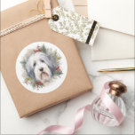 Adesivo Redondo Velha Inglês Sheepdog Christmas Wreath Festivo Pup<br><div class="desc">Procurando o presente de Natal perfeito para seu amigo peludo? Nosso presente de Natal é o que você precisa! Com um tema de Natal encantador, é o presente ideal para o seu querido animal de estimação. Quer você seja uma mãe de cachorro, pai de cachorro, ou simplesmente um amante de...</div>