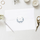 Adesivo Redondo Vermelhidão Floral Gravada Elegante com Vertical w<br><div class="desc">O clássico e elegante design com vintage inspira-se na coroa floral azul gravada que circunda o monograma da noiva e do noivo.</div>