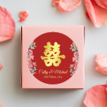 Adesivo Redondo Vermelho Chinês dupla felicidade floral<br><div class="desc">Os adesivos modernos de casamento chineses para envelopes e favores de casamento na sua cerimônia de chá chinesa e o banquete de casamento chinês~ Sinais de felicidade dupla feitos lindamente para você e seus convidados apreciarem a cultura tradicional de casamento chinês! Você pode personalizar o design, adicionando seus nomes e...</div>