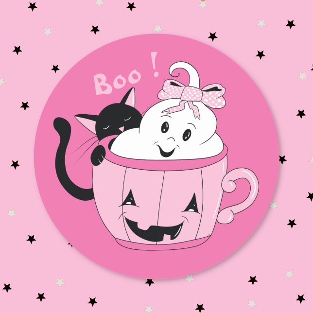Adesivo Redondo Vestido de Dia das Bruxas, Preto Ghost, Bonito e B (Spooky cute pink Halloween sticker with a ghost in a mug and a black cat .)