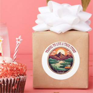 Adesivo Redondo Viagem Real Story Tee - Crachá Sem Viagens Falso