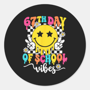 Adesivo Redondo Vibrações do 67º Dia de Escola Engraçado Seis Sete