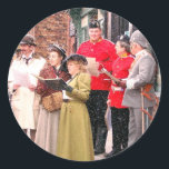 ADESIVO REDONDO VICTORIANO CHRISTMAS CAROL SINGERS<br><div class="desc">Recriando há muito tempo com cantores vitorianos de carol. Clique em personalizar para personalizar. Visite nossa loja clicando em duas empresas. Inglaterra Reino Unido.</div>