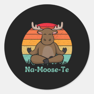 Adesivo Redondo Vida Selvagem Caprichosa Na-moose-te Ioga de Alce 