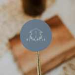 Adesivo Redondo Vinhas eternos Monograma Crest Dusty Blue<br><div class="desc">Elegante verde botânico enfeitado em crista,  monograma de casamento,  adesivo azul empoeirado.</div>