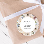 Adesivo Redondo Vinheta Botânica Moderna<br><div class="desc">Adicione um toque personalizado ao seu casamento com este adesivo redondo, mostrando os nomes da noiva e do noivo ao lado de um padrão coordenado inspirado no ventre. Ideal para selar envelopes, decorar favores ou melhorar a decoração de eventos, esse pequeno detalhe cria um grande impacto. Projetado para complementar o...</div>