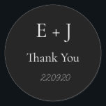 Adesivo Redondo Vinheta Clássica Casada de Casamento Elegante Mono<br><div class="desc">Vinheta Clássica Monograma Simples</div>